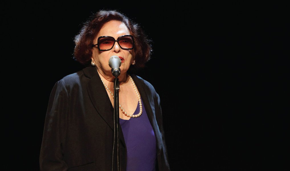 Em nota pública, a atriz Bibi Ferreira condena o pedido de impeachment contra a presidente Dilma Rousseff; "Enquanto cidadã brasileira e mulher sinto obrigação de alertar as pessoas sobre o que está acontecendo. Muito do que vemos é o mais puro e repugnante machismo, pois tristemente muitos conseguem cultivar a ideia de que as mulheres não são capazes de ocupar cargos de importância e por isso na primeira dificuldade já querem substituí-la", diz