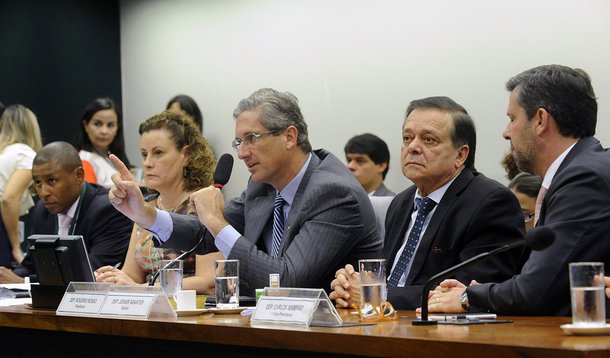 Depois de quase uma hora de discussões regimentais, os deputados iniciaram nesta tarde a discussão de mérito do relatório do deputado Jovair Arantes (PTB-GO) pela admissibilidade do pedido de abertura de processo de impeachment da presidente Dilma Rousseff; cada parlamentar tem direito a 15 minutos para defender sua posição, contra ou a favor do impeachment; presidente da comissão, deputado Rogério Rosso (PSD-DF), concordou com o adiamento do prazo final da discussão: a sessão irá até as 4 horas da manhã deste sábado, 9, se necessário