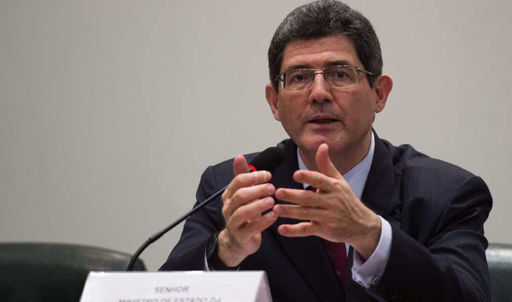 A recriação da Contribuição Provisória sobre Movimentação Financeira (CPMF) é apenas parte da solução para um Orçamento robusto no próximo ano, disse nesta terça (3) o ministro da Fazenda, Joaquim Levy; segundo ele, a CPMF representa uma maneira transparente e eficaz para levantar recursos para a Previdência Social; ele defendeu a volta do tributo, informando que ainda não está claro por que uma contribuição que incide sobre todas as camadas da população com uma alíquota baixa desagrada à sociedade; “Os jornais deveriam fazer uma enquete: porque você não gosta da CPMF? Por que ela é transparente? Por que ela alcança todo mundo? Ou por que é mais um imposto?”, perguntou