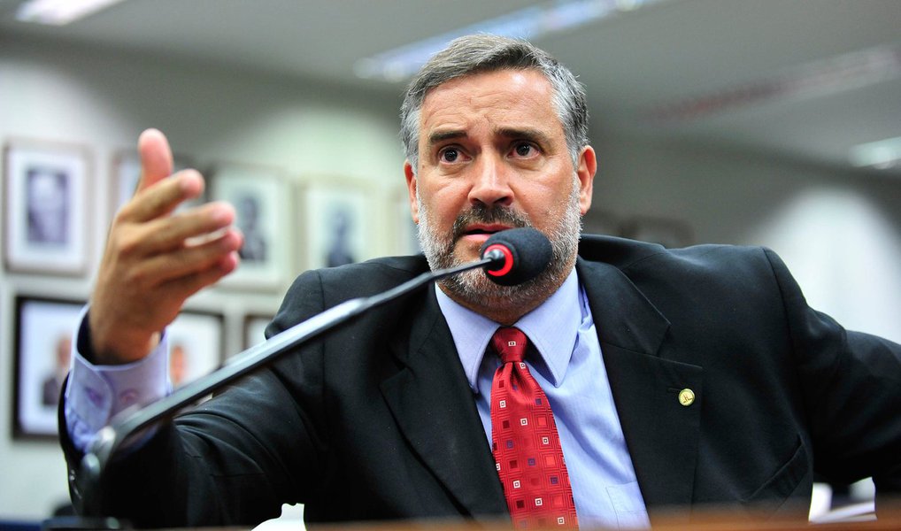 O deputado federal Paulo Pimenta (PT) participou do ato em defesa da liberdade de expressão, promovido pelo Centro de Estudos da Mídia Alternativa “ Barão de Itararé ”, que ocorreu nesta segunda (7); ele denunciou a perseguição praticada pela Globo a jornalistas e blogueiros que furam o bloqueio da informação controlada pelo oligopólio midiático, como o caso que ficou conhecido como “Mansão dos Marinho em Paraty”, que veio à tona após um esforço coletivo de diversos jornalistas para elucidar a relação da Globo e Fernando Henrique Cardoso com offshores que teriam sido utilizadas para cometer crimes contra o sistema financeiro, a ordem tributária e a administração pública
