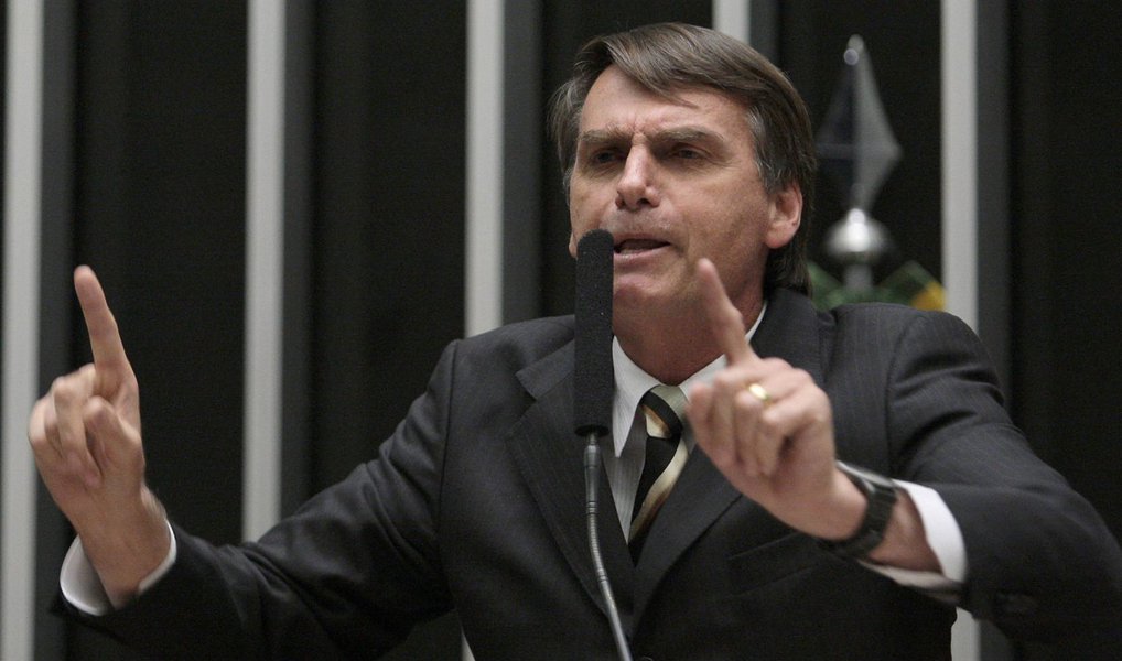 Representação feita em nome da Comissão de Direitos Humanos e Minorias, Comissão Especial sobre Mortos e Desaparecidos Políticos e da Comissão de Anistia pediu nesta sexta-feira, 29, à Mesa Diretora da Câmara a cassação do mandato do deputado Jair Bolsonaro (PSC-RJ), por quebra de decoro parlamentar, por ele ter elogiado o torturador Brilhante Ustra na votação da admissibilidade do impeachment na Câmara; segundo o documento, imunidade parlamentar não pode garantir impunidade; “Tal imunidade não é absoluta. Ainda que seja aceita como justificativa para certos abusos não serem punidos no âmbito da Justiça civil e penal, ela não abarca sanções políticas por ato contrário ao decoro parlamentar”