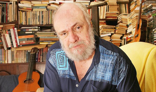 O compositor e escritor brasileiro Aldir Blanc faz uma dura crítica à falta de investigação contra políticos do PSDB neste domingo, em artigo no Globo; "Podem roubar durante décadas nos trens de São Paulo, comprar votos, se meter em negociatas de um bilhão de dólares com refinarias argentinas e até roubar na merenda escolar", diz ele; "Pois não serão queimados como outros", acrescenta, lembrando que "vai dar pizza com Samarco e a privada Vale"; "São frutos tucanos"