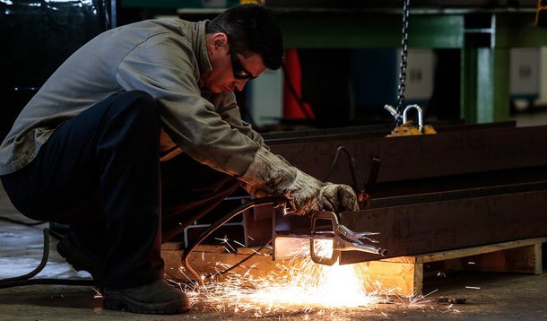 Projeção de instituições financeiras, de acordo com o Boletim Focus, do Banco Central, é o 15º ajuste seguido; para o próximo ano, a estimativa de retração passou de 1,22% para 1,43%, na terceira alteração consecutiva; a expectativa para o IPCA, índice que mede a inflação, passou de 9,75% para 9,85%, este ano, subindo pela sexta vez seguida; para 2016, a projeção subiu pela 12ª vez consecutiva, ao passar de 6,12% para 6,22%