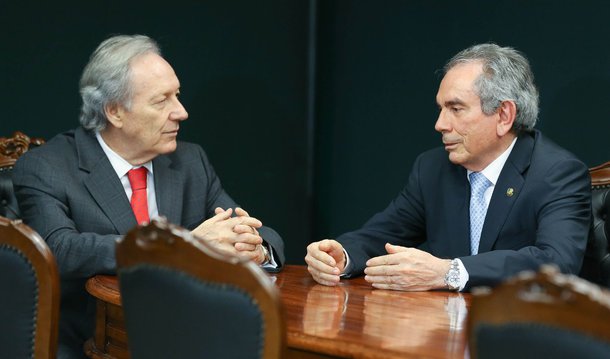 O presidente da Comissão Especial do Impeachment do Senado, Raimundo Lira (PMDB-PB), disse nesta sexta (29) que o alcance do processo contra a presidenta Dilma Rousseff no Senado não pode ser ampliado para inserir fatos novos, como as investigações da Operação Lava Jato; Lira reuniu-se no início da noite com o presidente do Supremo Tribunal Federal (STF), Ricardo Lewandowski; a polêmica sobre a inclusão de fatos que não foram objeto de análise do processo de impeachment na Câmara surgiu após a jurista Janaína Paschoal defender que os parlamentares se debrucem sobre toda a denúncia, e não apenas sobre a parte que trata das chamadas pedaladas fiscais
 