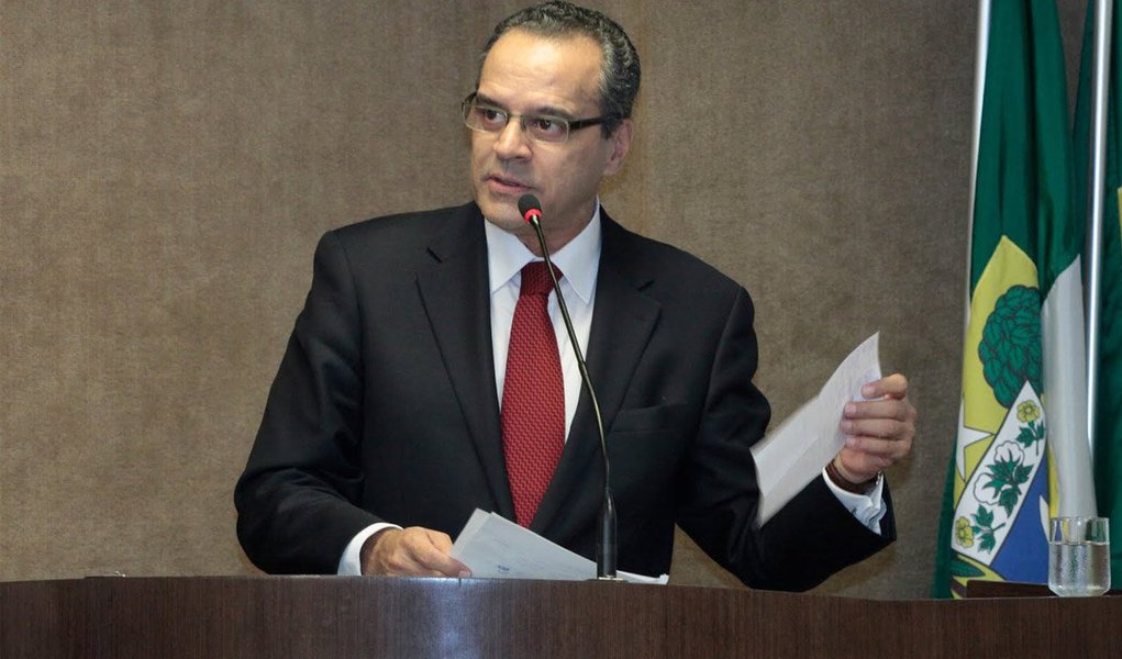 Procuradoria-Geral da República acusou o ministro do Turismo, Henrique Eduardo Alves (PMDB-RN), ex-presidente da Câmara, de fazer lobby para a construtora OAS em dois tribunais de contas para evitar o bloqueio de recursos para as obras da empreiteira na Arena das Dunas, em Natal, um dos estádios da Copa de 2014; em 14 de julho de 2013, Alves promete a Léo Pinheiro agir no Tribunal de Contas da União (TCU): “Seg (segunda), em BSB (Brasília), vou pra cima do TCU. Darei notícias”, diz o atual ministro do Turismo; em decisão de 2014, o TCU registra que não foram detectadas irregularidades passíveis de paralisação das obras