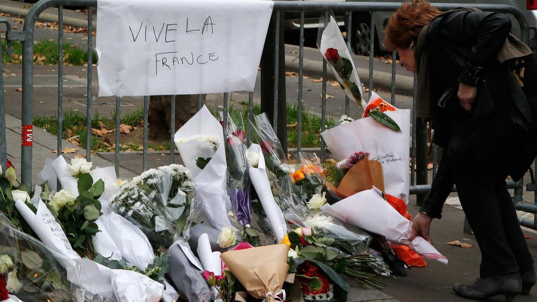 "Por que você se sente impelido a colocar a bandeira francesa no seu avatar e não sente a mesma vontade de mostrar a sua solidariedade pelos negros mortos pela PM brasileira, ou não vestiu a bandeira do Líbano quando ocorreu um atentado do ISIS por lá essa semana?", questiona Plínio Zúnica, no blog Descolonizações; "Talvez, na sua boa intenção, você esteja servindo a um projeto de acirramento de tensões muito útil tanto para  a extrema direita xenófoba ocidental quanto pra grupos extremistas como o ISIS"