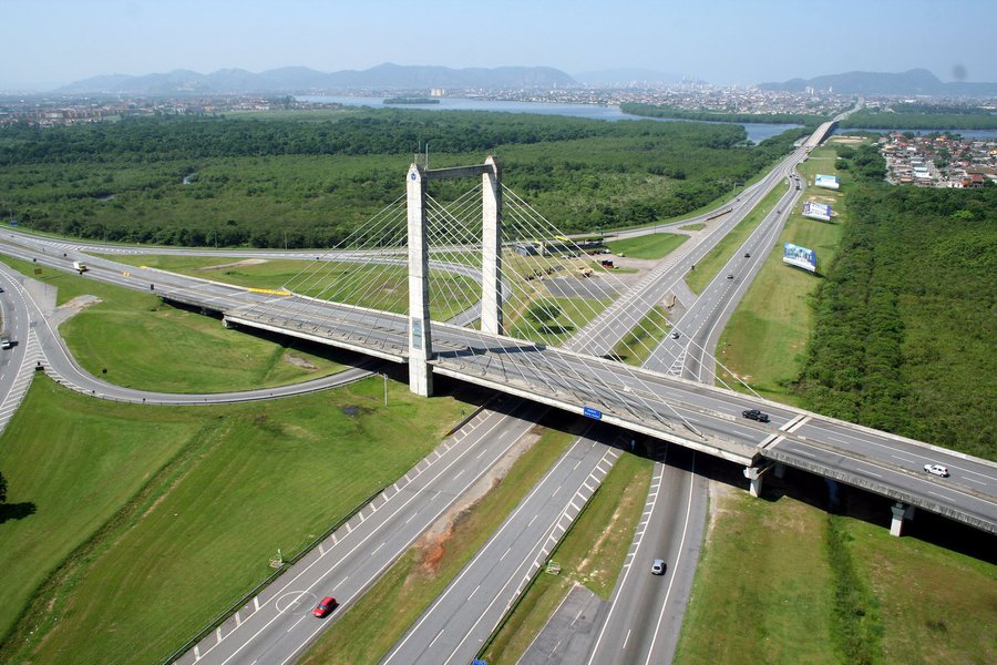 Banco Nacional de Desenvolvimento Econômico e Social (BNDES) recuou da decisão tomada oito meses atrás, quando endureceu as regras para o financiamento de obras em concessões de infraestrutura; atualmente, o BNDES financia 35% do projeto com base na Taxa de Juros de Longo Prazo (TJLP), que está em 7,5% ao ano; expectativa é que essa parcela suba para algo próximo de 60%; iniciativa visa afastar o risco de que os juros altos e o baixo percentual de financiamento possam afastar possíveis interessados em participar da retomada do programa de concessões