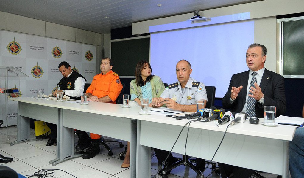 De sábado (6) a terça (9), haverá reforço de 4,5 mil policiais militares e 250 policiais civis; eles se juntarão a 2,7 mil servidores da PM e a outros 250 da Polícia Civil; o público estimado para os 53 eventos na capital federal cadastrados nesse período é de 1.205.090 pessoas; o Corpo de Bombeiros Militar terá 88 viaturas extras; o efetivo de 452 da corporação será dividido em quartetos: cada equipe contará com dois profissionais de atendimento hospitalar, um de salvamento e um de combate a incêndio; ao todo, 460 agentes do Departamento de Trânsito trabalharão em blitze e em operações de fechamento de trânsito; serão 230 viaturas e um helicóptero destinados à operação