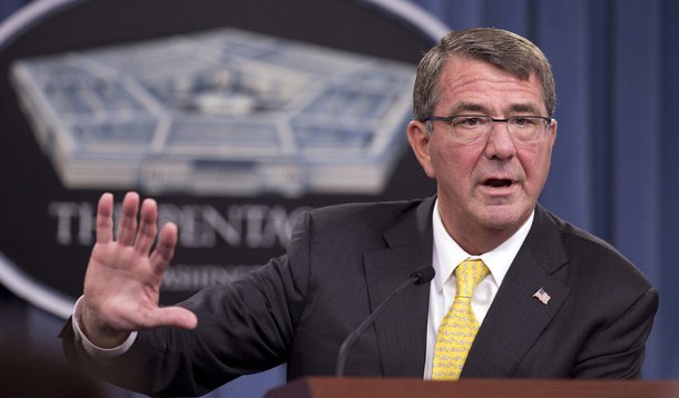 Combatentes do Estado Islâmico mataram um membro das Forças Armadas dos Estados Unidos no norte do Iraque quando os militares norte-americano avançavam por uma linha de frente das forças curdas iraquianas; "Foi uma morte em combate, é claro, e uma perda muito triste. Não conheço todas as circunstâncias", disse o secretário de Defesa dos EUA, Ashton Carter; foi o terceiro norte-americano morto em combates diretos desde que a coalizão liderada por Washington iniciou uma campanha contra o grupo jihadista, em 2014