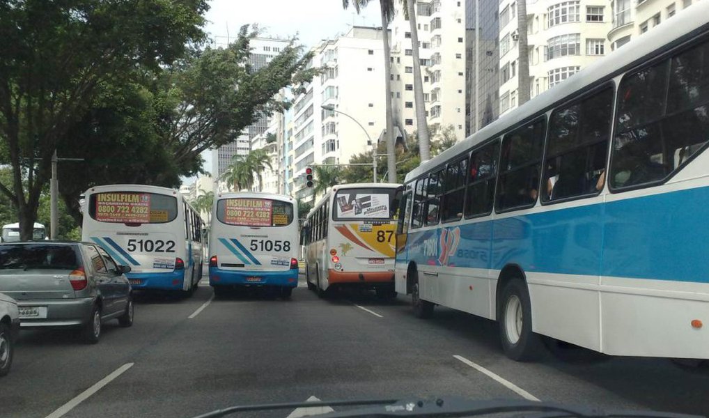 Representantes do Ministério do Trabalho, do Ministério Público do Trabalho (MPT-RJ) e do Tribunal Regional do Trabalho (TRT) divulgaram o resultado da Operação São Cristóvão, que fiscalizou empresas de ônibus do Rio de Janeiro e dados sobre inquéritos e ações em andamento; na operação, realizada de setembro de 2015 a abril de 2016 pelo Ministério do Trabalho, foram fiscalizadas 30 empresas de transporte coletivo de passageiros do Rio; várias irregularidades que resultaram em cerca de 900 multas foram identificadas, além de débitos do Fundo de Garantia por Tempo de Serviço (FGTS) e Contribuição Social.