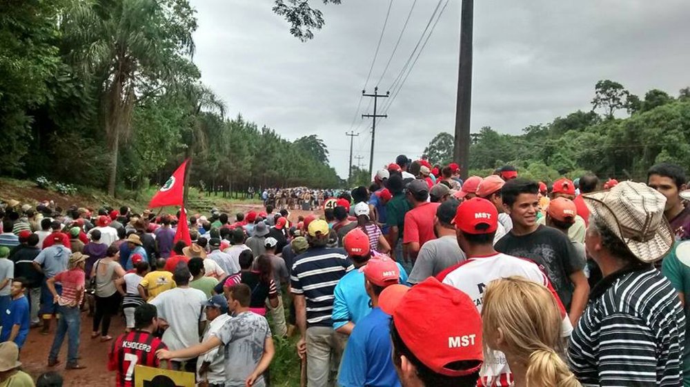 O ministro da Justiça, Eugênio Aragão, decidiu encaminhar homens da Força Nacional para reforçar a segurança com o objetivo de evitar novos conflitos no município de  Quedas do Iguaçu, no Paraná; na última quinta-feira (7) dois membros do Movimento dos Sem Terra (MST) foram mortos por PMs; a Polícia Federal também vai instaurar inquérito para investigar o caso; o confronto é cercado de acusações de responsabilidades e informações desencontradas entre os Sem-Terra e a PM