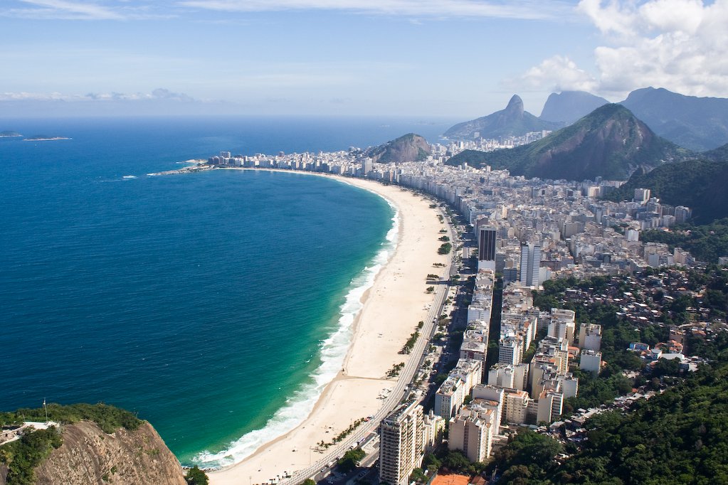 O estado do Rio de Janeiro está planejando criar zonas de exploração econômica sustentável, com o objetivo de evitar impactos no meio ambiente; o chamado Zoneamento Ecológico Econômico do Estado do Rio de Janeiro (ZEE/RJ) está sendo elaborado por meio de oficinas com diversos segmentos; uma dessas oficinas consultou 70 profissionais de instituições federais, estaduais, municipais e privadas que atuam na área ambiental; outra está prevista para ouvir pesquisadores. Depois disso, o plano deverá seguir para consulta pública