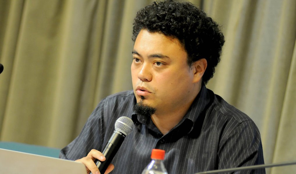 A Associação Brasileira de Jornalismo Investigativo (Abraji) emitiu nota nesta sexta (12) na qual se solidariza com o jornalista Leonardo Sakamoto, que tem sido alvo de uma avalanche de ameaças on-line, após a publicação de uma entrevista falsa na qual ele faz críticas aos aposentados; "O Facebook tirou do ar perfis de usuários com mensagens de ódio contra o jornalista, que recebeu nos últimos dias 37 ameaças de morte. Cópias dos registros de ameaça serão entregues ao procurador federal dos Direitos do Cidadão, Aurélio Rios, da Procuradoria-Geral da República, que está ciente dos ataques", relata a associação