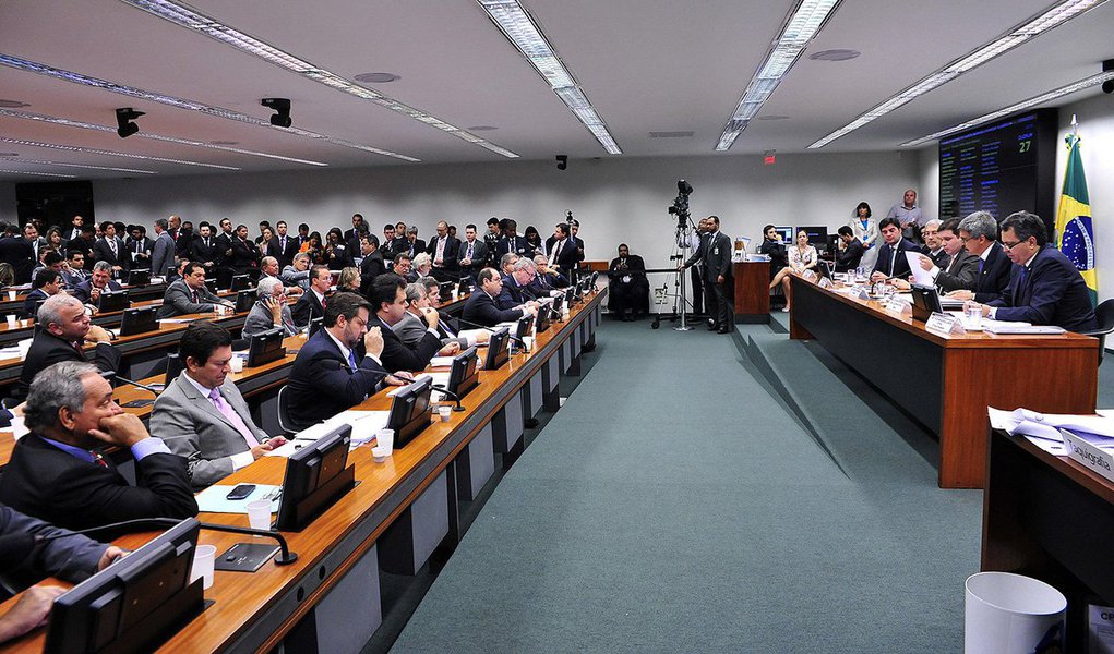 Prazo final para a entrega do relatório da comisão expira na sexta-feira 23 e documento não deve apresentar avanços em relação aos fatos já investigados pela Polícia Federal e pelo Ministério Público Federal; "É um processo em que as pessoas já estão condenadas, sentenciadas, é o inverso das outras CPIs", justificou o relator Luiz Sérgio (PT-RJ); segundo ele, o documento apontará uma série de "sugestões de aprimoramento" à Petrobras