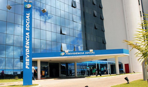 Um estudo realizado por David Beker, chefe de economia e estratégia do Bank of America Merrill Lynch (BofA), aponta a urgência da reforma da Previdência no Brasil: "Não é que chegou a hora de fazer a reforma da Previdência, é que já passou", diz; ele calcula que, se nada for feito, pode significar um custo acumulado de 23% do Produto Interno Bruto (PIB) até 2060; em 2015, o déficit do Regime Geral de Previdência Social (RGPS) foi de 1,5% do PIB