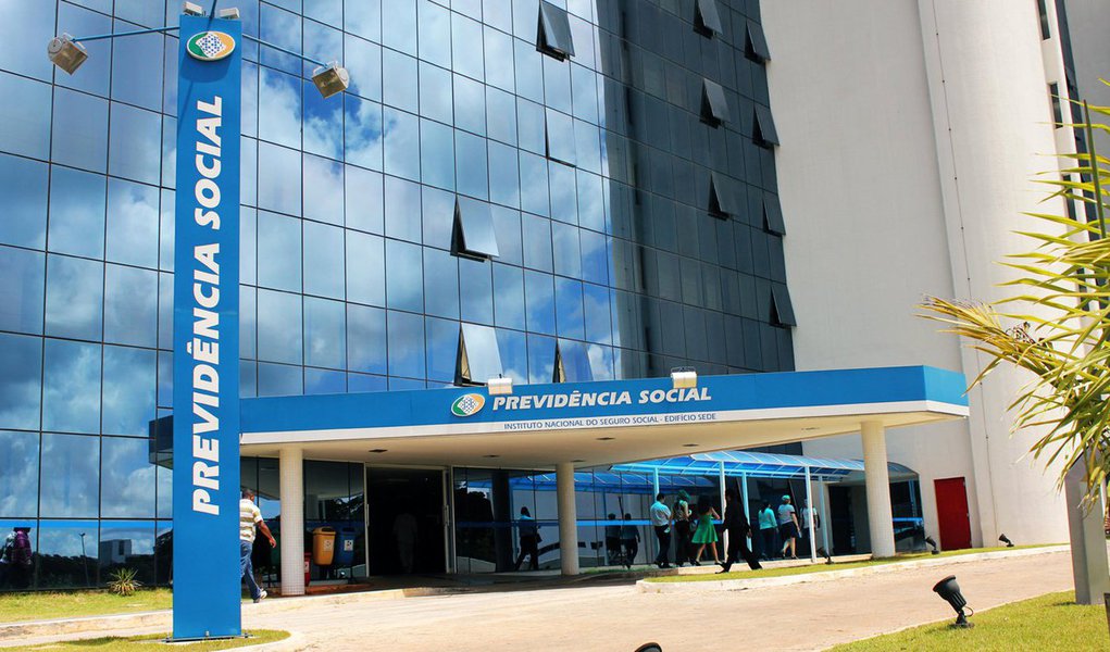 Um estudo realizado por David Beker, chefe de economia e estratégia do Bank of America Merrill Lynch (BofA), aponta a urgência da reforma da Previdência no Brasil: "Não é que chegou a hora de fazer a reforma da Previdência, é que já passou", diz; ele calcula que, se nada for feito, pode significar um custo acumulado de 23% do Produto Interno Bruto (PIB) até 2060; em 2015, o déficit do Regime Geral de Previdência Social (RGPS) foi de 1,5% do PIB