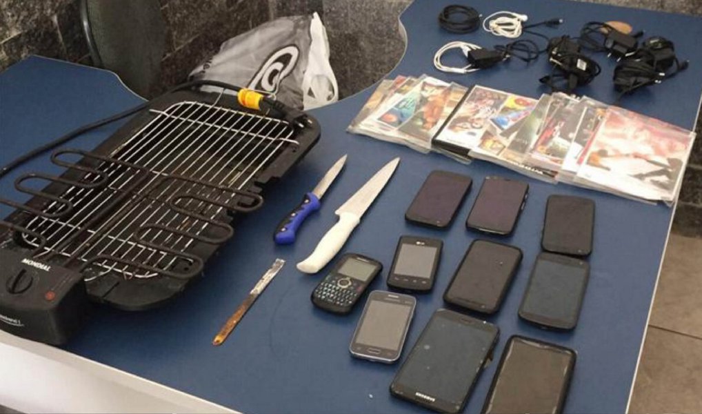 Uma operação conjunta da Promotoria de Justiça da Auditoria Militar e da Vara de Execuções Penais, com o apoio da Coordenadoria de Segurança e Inteligência do Ministério Público do Rio de Janeiro (MP-RJ) e da Corregedoria Interna da Polícia Militar, foi iniciada, para fiscalização da Unidade Prisional da Polícia Militar, em Niterói, região metropolitana do Rio; até o momento, foram apreendidos dentro das celas 15 celulares, 37 facas, R$ 5 mil, duas tendas, uma churrasqueira elétrica e 21 DVDs piratas