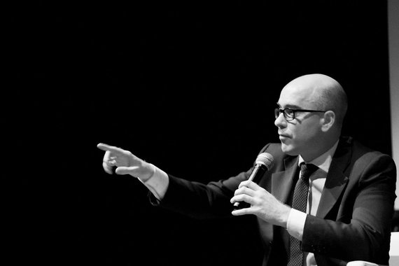 "A crer no andar atual da carruagem, teremos um golpe de Estado travestido de impeachment já no próximo mês. O vice-presidente conspirador já discute abertamente a nova composição de seu gabinete de 'união nacional' com velhos candidatos a presidente sempre derrotados. Um ar de alfazema de República Velha paira no ar", diz Vladimir Safatle, professor de filosofia da Universidade de São Paulo; ele alerta ainda para o caráter surreal de um golpe conduzido por delinquentes contra uma presidente acusada de pedaladas fiscais