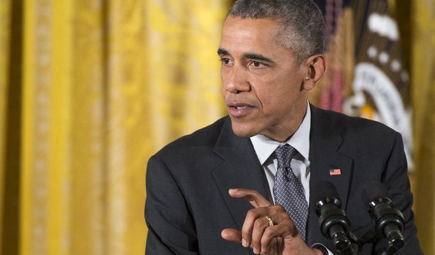 Presidente Barack Obama irá vetar qualquer projeto de lei que limite a entrada de sírios no país em função da possibilidade da Câmara dos Deputados norte-americana votar resolução para bloquear a decisão de Obama de acolher 10 mil refugiados daquele país até 2016; "Para atender às vidas em jogo, pela importância dos nossos parceiros do Oriente Médio e da Europa e pela liderança norte-americana na abordagem da crise de refugiados da Síria, se o presidente for confrontado com a aprovação do Projeto  de Lei 4.038, ele irá vetá-lo", informou a Casa Branca; posicionamento contrário à acolhida dos refugiados aumentou depois dos atentados em Paris na última sexta-feira (13)