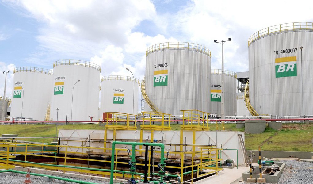 A Petrobras negou nesta sexta (22) que a nova decisão liminar, proferida pela 28ª Vara Federal do Rio de Janeiro, decretando a indisponibilidade dos 49% de participação da Gaspetro, tenha como consequência a suspensão da operação de venda das ações da subsidiária da estatal para a Mitsui; segundo a nota, a decisão da Justiça Federal apenas “determina que a compradora não poderá dispor das ações adquiridas”, sem necessariamente suspender a operação
 
