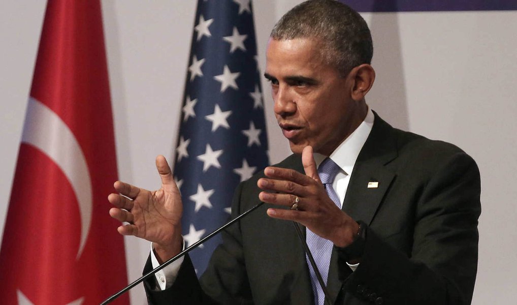 Presidente dos Estados Unidos, Barack Obama, disse que os países deveriam parar a construção das ilhas artificiais e militarizar suas reivindicações no disputado Mar do Sul da China; "Por uma questão de estabilidade regional, os reclamantes devem parar a construção e militarizar as áreas disputadas", disse;  China insiste em ter soberania indiscutível sobre a maioria do Mar do Sul da China; canal de navegação na área movimenta cerca de US$ 5 trilhões anualmente através do comércio marítimo