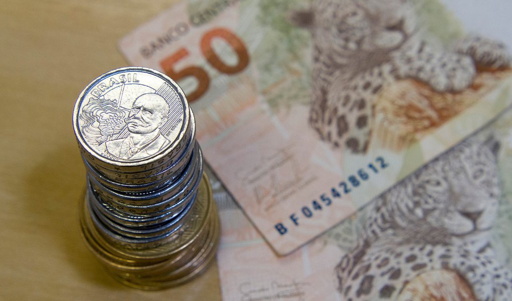 Arrecadação federal registrou novo declínio em março, com queda real de 6,96% sobre igual mês de 2015, chegando a R$ 95,779 bilhões, em meio à contínua fraqueza da atividade econômica.; resultado é o pior para a arrecadação em março desde 2010, quando somou R$ 91,139 bilhões, cifra corrigida pela inflação