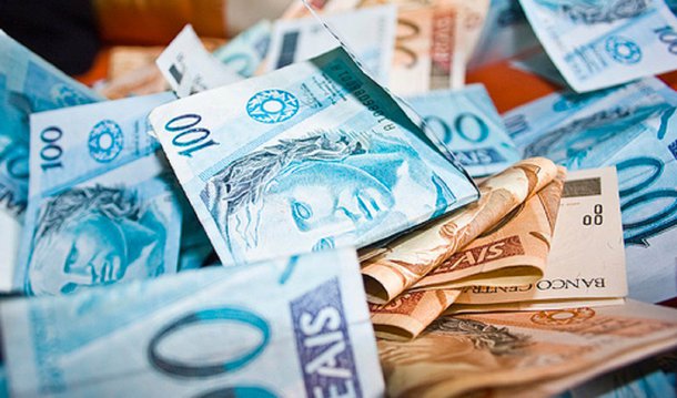 Relatório da ex despesas e receitas do governo sobre o quinto bimestre de 2015, divulgado pelo Ministério do Planejamento, revisou a previsão de retração do Produto Interno Bruto (PIB) deste ano para uma queda de 3,10%. A última previsão oficial era de uma retração de 2,8%; previsão oficial da inflação passou de 9,53% para 9,99%; governo também confirmou a intenção baixar a meta fiscal de 2015 para um déficit primário de R$ 51,8 bilhões, o equivalente a cerca de 0,8% do PIB