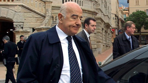 Justiça Federal determinou o bloqueio de bens do banqueiro Joseph Safra em até R$ 1 milhão, em atendimento a um pedido feito pelo Ministério Público Federal em uma ação derivada da Operação Zelotes; na decisão, o juiz Rodrigo Parente Paiva Bentemuller, da 15ª Vara Federal de Brasília, argumentou que há "fortes indícios de negociações de propina" por parte do banqueiro; Operação Zelotes investiga desvios na Conselho Administrativo de Recursos Fiscais (Carf), órgão ligado ao Ministério da Fazenda que é a última instância administrativa de recurso contra cobranças tributárias