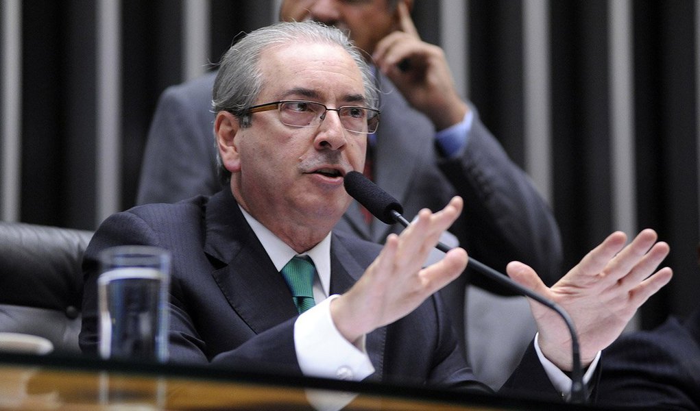 Supremo havia marcado o julgamento do caso do presidente da Câmara para a próxima quarta-feira 2; advogados de Eduardo Cunha alegam que o STF não pode julgar se abre ação penal contra o parlamentar sem analisar antes dois recursos em que pedem mais prazo para contestação; Cunha foi denunciado pela PGR por ter recebido propina de US$ 5 milhões para viabilizar um contrato de navios-sonda da Petrobras