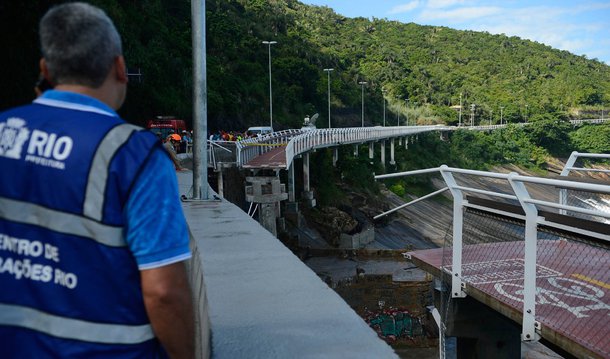 Um laudo deve identificar dentro de um mês a causa da queda de um trecho da ciclovia Tim Maia, em São Conrado, na Zona Sul do Rio, que deixou dois mortos; caso se concretize a tese de problemas na execução apontada por engenheiros o consórcio responsável pela obra pode ser multado em até 20% do valor do contrato, ou seja, em R$ 8,9 milhões, e não poderia mais participar de licitações da administração pública carioca