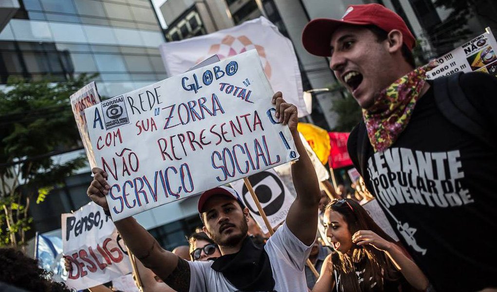Viração, que promove a educomunicação junto à juventude, foi convidada pela GloboNews a participar de conversa sobre jornalismo colaborativo em dia 31 de março, aniversário do Golpe Militar de 64; grupo alega que "diverge em absolutamente tudo o que pratica a Rede Globo", que viola o direito humano à comunicação e atua fortemente para impedir qualquer tentativa de democratização das comunicações no País; "A democracia nos é muito cara e caminhamos ao lado de pessoas e movimentos que dedicaram e dedicam suas vidas a ela. Além disso, não acreditamos que a Rede Globo possa realizar uma iniciativa de 'jornalismo colaborativo', pois a colaboração só pode se dar em relações pautadas pela igualdade, solidariedade e respeito"