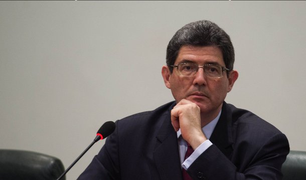 Segundo o ministro da Fazenda, Joaquim Levy, o Brasil "vai sair (da recessão) um pouco depois de a gente resolver as questões fiscais"; de acordo com ele, experiências semelhantes apontam que a recuperação acontece em 2 ou 3 trimestres após a questão fiscal ser equacionada; para o ministro, a economia brasileira tem mostrado enorme resiliência, mas que não pode ser muito esticada
