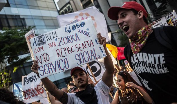Viração, que promove a educomunicação junto à juventude, foi convidada pela GloboNews a participar de conversa sobre jornalismo colaborativo em dia 31 de março, aniversário do Golpe Militar de 64; grupo alega que "diverge em absolutamente tudo o que pratica a Rede Globo", que viola o direito humano à comunicação e atua fortemente para impedir qualquer tentativa de democratização das comunicações no País; "A democracia nos é muito cara e caminhamos ao lado de pessoas e movimentos que dedicaram e dedicam suas vidas a ela. Além disso, não acreditamos que a Rede Globo possa realizar uma iniciativa de 'jornalismo colaborativo', pois a colaboração só pode se dar em relações pautadas pela igualdade, solidariedade e respeito"