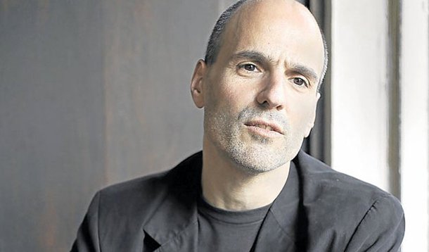 "O novo governo não vai ter legitimidade eleitoral porque não foi eleito, a economia vai seguir em crise, os escândalos vão seguir existindo e afetando parte do novo governo, o que significa que a opinião pública vai seguir revoltada”, afirma professor de ciência política da Universidade de Pittsburgh, na Pensilvânia, Anibal Pérez Liñan; segundo ele, talvez a oposição esteja salvando o futuro do PT