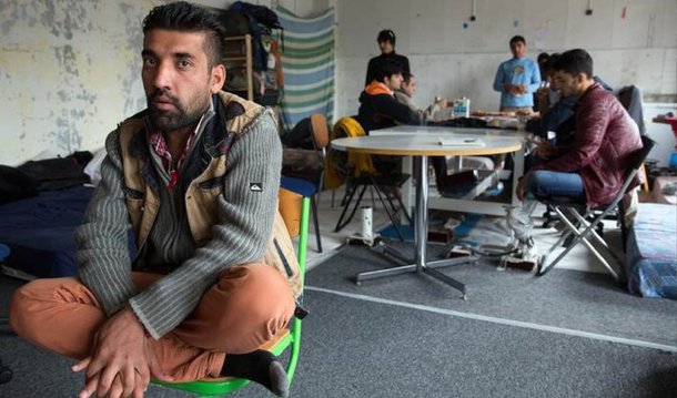 "Estamos preocupados que alguns Estados reajam encerrando programas em implementação, voltando atrás em compromissos assumidos para administrar a crise de refugiados (ou seja, realocá-los) ou propondo a construção de mais barreiras", disse a principal porta-voz do Alto Comissariado das Nações Unidas para os Refugiados (Acnur), Melissa Fleming, em referência ao comportamento da Europa após os atentados em Paris