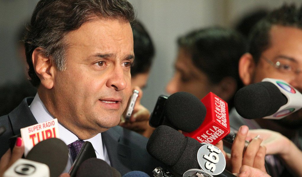 Em nota em que comenta a queda de 5,6% na arrecadação federal em 2015, o presidente do PSDB questiona as previsões do governo para este ano: "Como será possível a arrecadação crescer em termos reais 7% em um ano de recessão? Não será possível e o governo, sem controlar a despesa, virá atrás de socorro no bolso do contribuinte via aumento da carga tributária. A oposição vai se colocar firmemente contra isso"