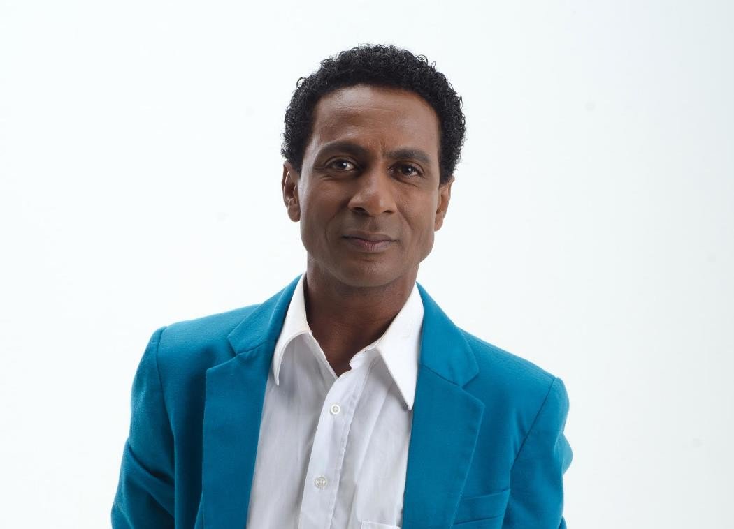 Tivemos recentemente um fato ocorrido com o ator Luis Miranda em um restaurante japonês na barra da tijuca, bairro de classe média e alta do Rio de Janeiro. Segundo uma postagem feita por ele mesmo em sua página no facebook, o ator relata que fora confundido com um garçom, mesmo não estando com uma bandeja na mão