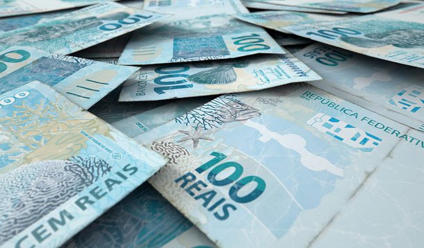 Com arrecadação reduzida e atrelados a acordos de reajustes salariais, 13 estados e o Distrito Federal estão estourando os limites da Lei de Responsabilidade Fiscal para as despesas com o funcionalismo local; situação está mais crítica em Alagoas, no Distrito Federal, em Mato Grosso, na Paraíba, em Pernambuco, no Rio Grande do Norte e no Tocantins, que ultrapassaram o limite máximo de 49% da receita corrente líquida (RCL) nos gastos com o funcionalismo público até agosto; sete estados – Amazonas, Goiás, Minas Gerais, Pará, Rio Grande do Sul, Santa Catarina e Sergipe – ultrapassaram o limite prudencial, 46,55% da RCL