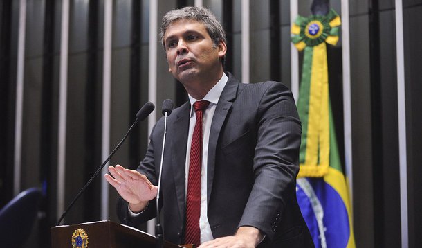 Em vídeo publicado no Facebook, senador Lindbergh Farias (PT-RJ) critica duramente o projeto do senador José Serra (PSDB-SP) sobre o pré-sal, que está sendo votado nesta noite; "Se você tira a Petrobras da condição de operadora única do pré-sal, você acaba com a política de conteúdo nacional. Porque é a Petrobras que faz as compras, compra navio aqui no Brasil, estaleiro, plataforma. Você acha que a Shell vai produzir navio aqui?", questiona o petista