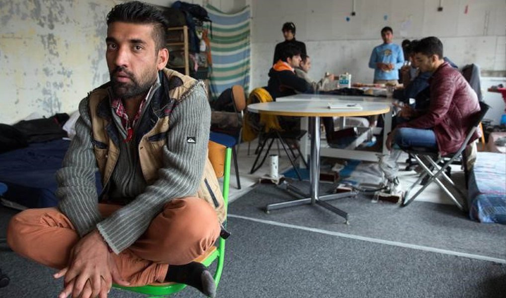 "Estamos preocupados que alguns Estados reajam encerrando programas em implementação, voltando atrás em compromissos assumidos para administrar a crise de refugiados (ou seja, realocá-los) ou propondo a construção de mais barreiras", disse a principal porta-voz do Alto Comissariado das Nações Unidas para os Refugiados (Acnur), Melissa Fleming, em referência ao comportamento da Europa após os atentados em Paris