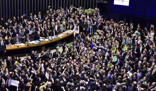 Mais do que lamentações pela derrota e pelo baixíssimo nível de nossos parlamentares e/ou pelas práticas golpistas, temos que avaliar os avanços que tivemos nos últimos anos, à revelia das forças retrógradas e da direita truculenta, e nos prepararmos para novos enfrentamentos