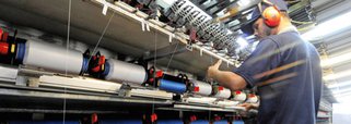 Atividade do setor industrial caiu de forma acentuada em outubro, atingindo o nível mais fraco em 6 anos e meio, com forte queda da produção e do volume de novos pedidos; Índice de Gerentes de Compras (PMI, na sigla em inglês) da indústria nacional caiu a 44,1 em outubro contra 47,0 em setembro, distanciando-se ainda mais da marca de 50 que separa crescimento de contração do setor