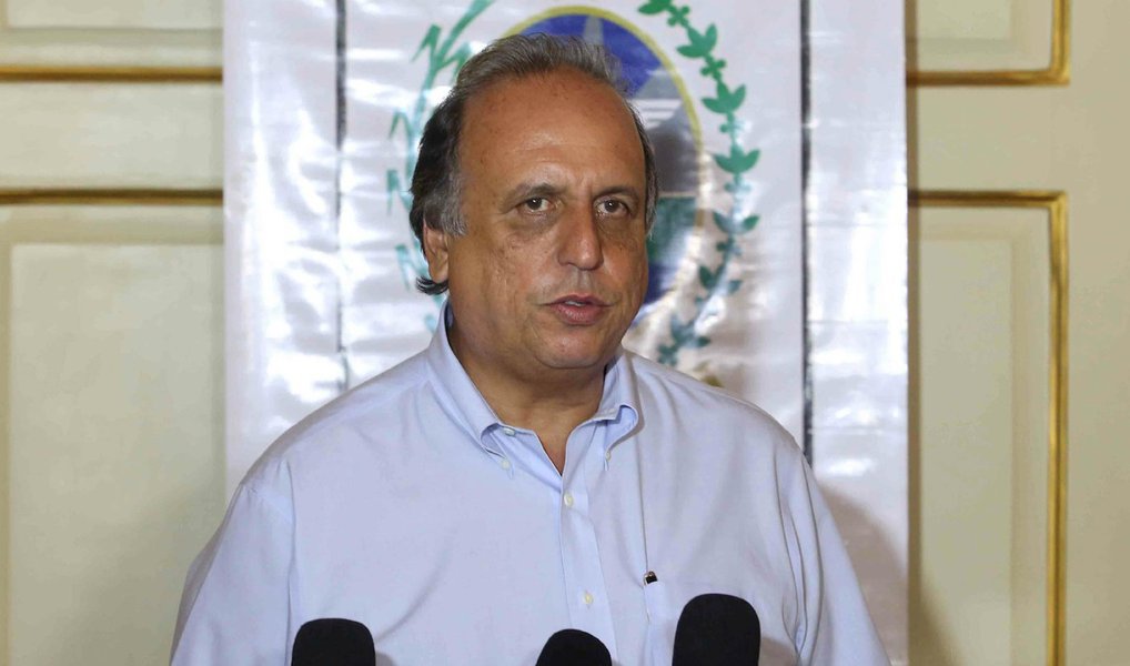 É que informa uma nota divulgada pela assessoria de imprensa do executivo fluminense; o governador do Rio, Luiz Fernando Pezão, foi diagnosticado com linfoma não Hodgkin, um tipo de câncer raro e agressivo, porém curável; a licença foi comunicada ao presidente da Assembleia Legislativa do Rio (Alerj), Jorge Picciani, que, ironicamente, disse que o estado está "sem governador"; segundo Picciani, o chefe do executivo em exercício Francisco Dornelles precisa de mais autonomia; Pezão disse que Dornelles tem "alto gabarito " e é de sua "total confiança"