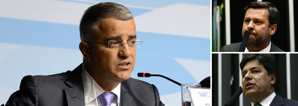 Jornalista Kennedy Alencar criticou nesta terça-feira, 8, a reaproximação com Eduardo Cunha de partidos da oposição como PSDB e DEM, liderados por Carlos Sampaio e Mendonça Filho; "A oposição erra ao dar um novo abraço em Eduardo Cunha. Quando o PSDB e o DEM se aliam ao presidente da Câmara, enfraquecem a possibilidade de impeachment", afirma; para ele, Cunha é um mau advogado do impeachment, porque seus atos estão contaminados pelo interesse em jogar para o segundo plano as graves acusações de corrupção que pesam contra ele