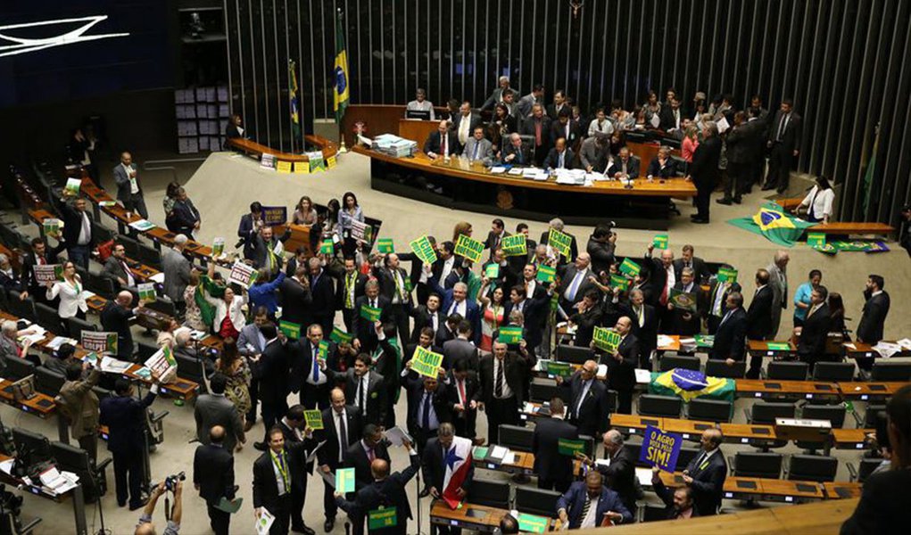 Jornal americano The Washington Post afirma que a oposição quer atribuir à votação de amanhã na Câmara dos Deputados, que define sobre a continuidade do processo de impeachment, um clima de "drama político"; "Os opositores (da presidente) parecem ter definido o rito do evento para obter o máximo drama político. Os deputados vão anunciar seus votos um por um ao vivo na televisão, e terão dez segundos cada para fazer (ou gritar) um breve discurso", diz a publicação