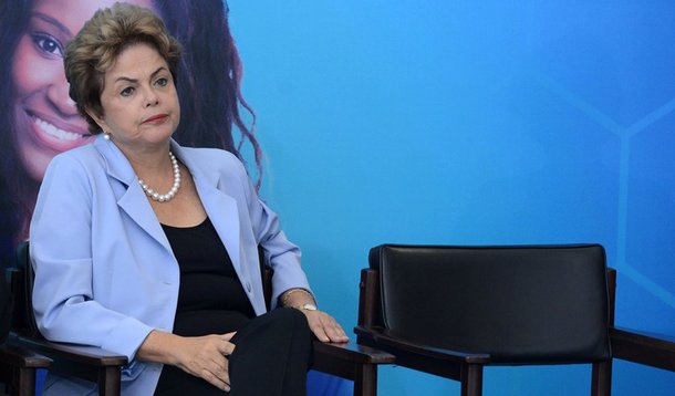 "Vivemos uma situação inteiramente anormal quando uma oposição tenta afastar uma presidente da República sem base legal, sem que possa ser acusada de crime de responsabilidade. Deste primeiro absurdo derivam todos os outros. Estabelecido que é preciso um crime, procura-se uma prova", diz o colunista Paulo Moreira Leite; "Em posição de fraqueza, porque sua base social rejeita uma situação de penúria e crise que não entende e não aceita, o Planalto não pode dar pretexto ao TCU para tentar apontar supostas pedaladas fiscais em 2015 e com isso ressuscitar o projeto de impeachment. Em português claro, o nome da situação é chantagem", acrescenta o jornalista; leia a íntegra do artigo