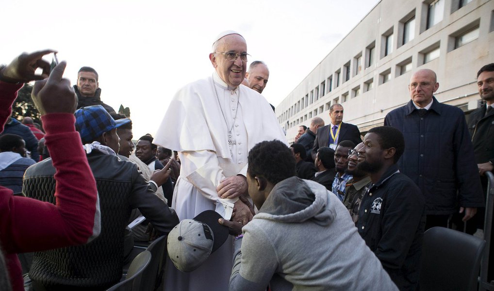 O Papa Francisco deixou o Vaticano na tarde desta Quinta-feira Santa para ir até o norte de Roma onde, na presença de mais de 800 refugiados, celebrou a Missa da Ceia do Senhor com o Rito do Lava-pés; ao lembrar os atentados terroristas em Bruxelas – “um gesto de guerra, de destruição”, – Francisco recordou que por trás dos camicazes havia outros interesses: “Atrás daquele de gesto estão os traficantes de armas que querem o sangue, não a paz, que querem a guerra, não a fraternidade”