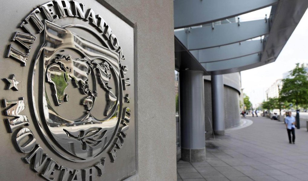 Fundo Monetário Internacional (FMI) vê os efeitos da deterioração fiscal no Brasil permanecendo ao longo dos próximos anos, com a dívida pública bruta subindo para quase 92% do Produto Interno Bruto (PIB) em 2021; instituição projeta que o setor público brasileiro vai continuar com suas contas desequilibradas até 2019, para somente em 2020 voltar a registrar superávit primário; FMI destaca ainda que diversos países, entre eles o Brasil, podem ser afetados este ano por questões políticas