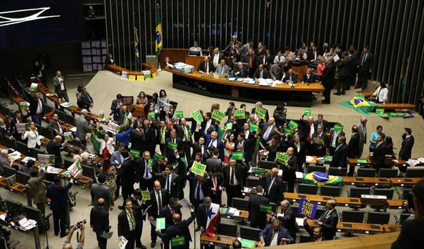 Jornal americano The Washington Post afirma que a oposição quer atribuir à votação de amanhã na Câmara dos Deputados, que define sobre a continuidade do processo de impeachment, um clima de "drama político"; "Os opositores (da presidente) parecem ter definido o rito do evento para obter o máximo drama político. Os deputados vão anunciar seus votos um por um ao vivo na televisão, e terão dez segundos cada para fazer (ou gritar) um breve discurso", diz a publicação