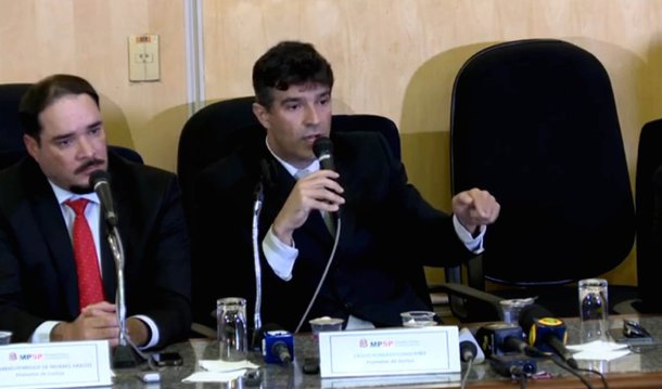 "Um pedido de prisão anedótico e risível, digno de figurar como exemplo nas faculdades de Direito do que um promotor não pode fazer, sob hipótese alguma. Este me parece o melhor resumo da peça literária de péssima qualidade apresentada hoje pelo promotor Cássio Conserino, do Ministério Público Estadual de São Paulo. O circo estava armado, e Conserino não resistiu à tentação de apresentar um número sob os holofotes do picadeiro. Protagonizando uma iniciativa política capaz de desmoralizar a instituição que representa, Conserino pediu a prisão preventiva de Lula, tentando roubar o papel de líder político da mobilização golpista"; a análise é do senador Lindbergh Farias, do PT